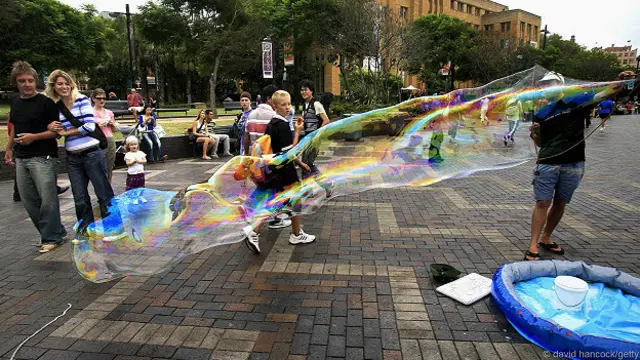 Огромный мыльный пузырь. Сидней