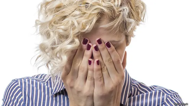 Расстроенная девушка прикрыла лицо руками