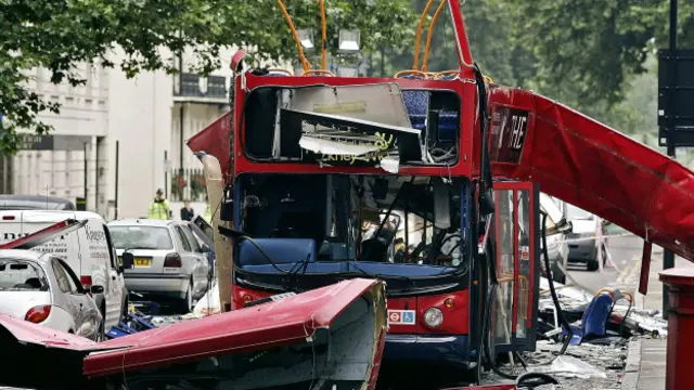 Uma das bombas explodiu na parte de cima de um ônibus no centro de Londres