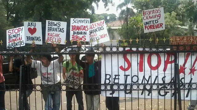 Selain terjun langsung ke masyarakat, Ecoton dan aktivis lingkungan juga melakukan aksi menolak kebijakan betonisasi pinggiran sungai. 