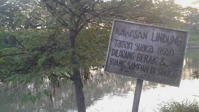Sebuah LSM lingkungan di Surabaya, Ecoton, melakukan upaya restorasi sungai Surabaya dengan memakai pendekatan suaka Ikan