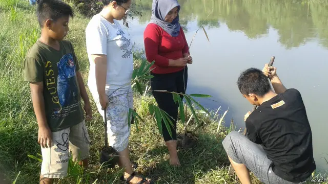 Melibatkan masyarakat, LSM Ecoton mengkampanyekan penghijauan di bantaran sungai Surabaya.