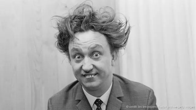 英国喜剧演员肯·多德(Ken Dodd)1966年的照片(图片来源：Les Lee/Express/Hulton Archive/Getty Images)