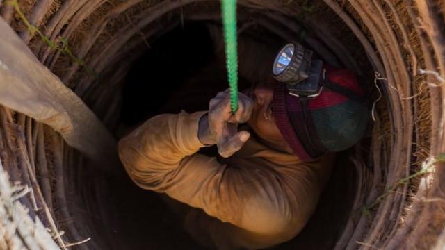 Certains mineurs descendent à des mètres de profondeur dans des puits miniers à la recherche du joyau, utilisant un système de poulie bien particulière: une longue corde enroulée autour d'une branche. 