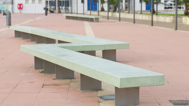 Незручні лавки розробляють для того, щоб люди довго не засиджувались