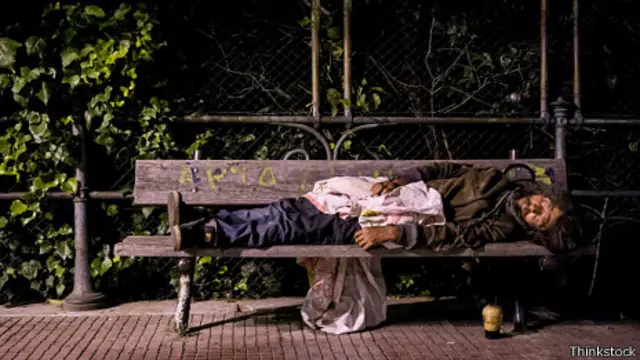 Деякі лавки навмисне створені так, щоб на них не можна було спати