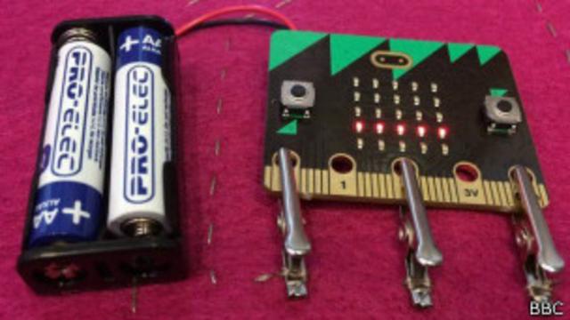 Micro Bit utiliza baterias AA