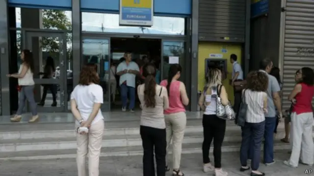 儘管希臘仍限制提款數額，人們在提款機前排長隊。