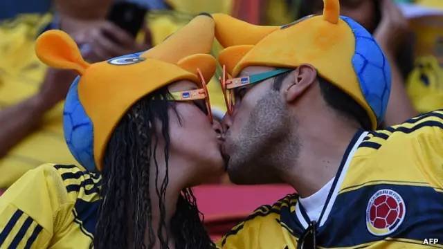 Pareja besándose, rumbeándose, entucándose