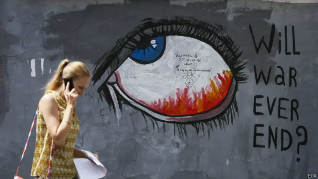 Женщина и граффити на стене в Киеве