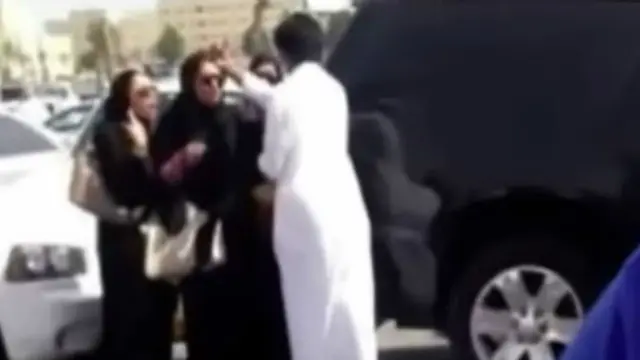 صورة من مقطع فيديو نُشر على يوتيوب لحادثة تحرش مزعومة في السعودية
