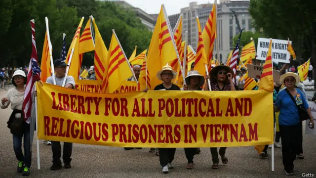 وائٹ ہاؤس کے باہر مظاہرین نے ویتنام میں انسانی حقوق کی خلاف ورزیوں کے خلاف مظاہرہ کیا