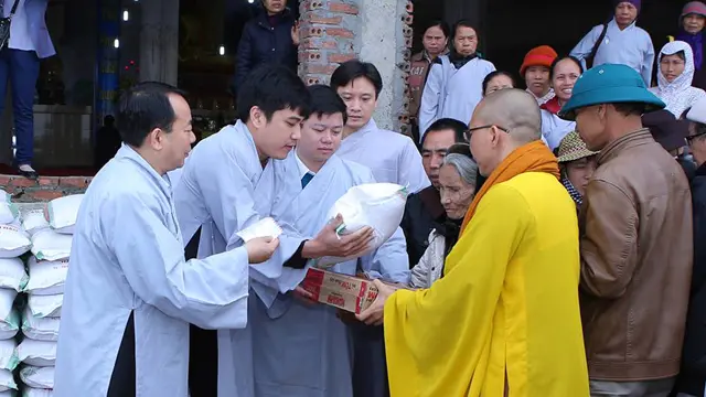 Chùa vẫn đang trong giai đoạn thi công nhưng đã tổ chức các nghi lễ gồm cả 'phát tiền và quà cho gia đình chính sách'