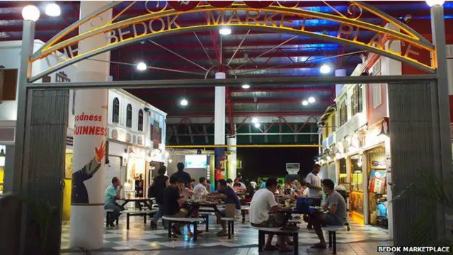 Kegemaran warga Singapura untuk makan tampak di berbagai pujasera yang selalu ramai, termasuk Pujasera Bedok.
