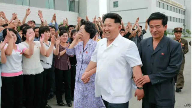 صحنههای دیدار "پرشور" مردم کره شمالی با رهبرشان به طور مرتب توسط رسانههای دولتی پخش میشود