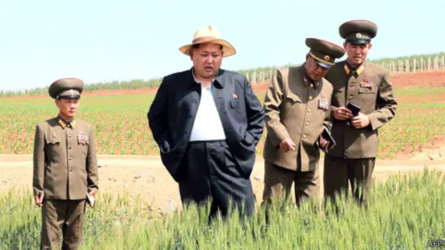 رهبر کره شمالی هنگام بازدید از یک مزرعه نمونه. کره شمالی با خشکسالی و قحطی دست به گریبان است