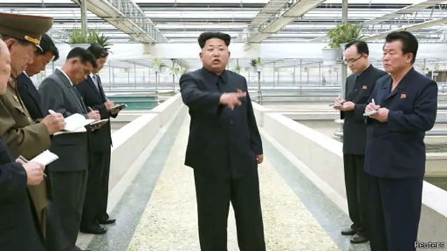 تصاویر رهبر کره شمالی هنگام بازدید از واحد پرورش لاکپشت با تصاویر معمول او تفاوت داشت