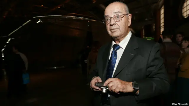 Сам Дмитрий Зимин покинул Россию в прошлом месяце на неопределенное время