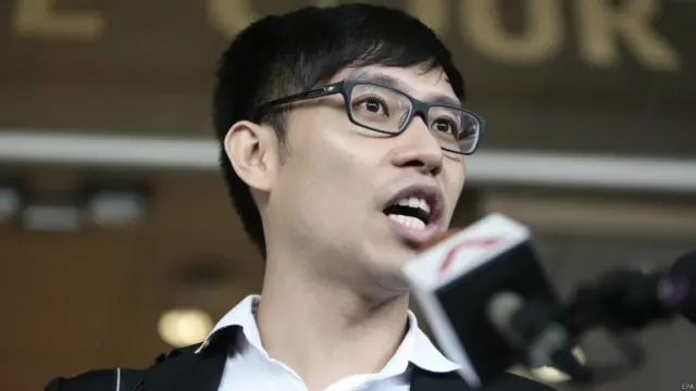 鄞义林在新加坡最高法院门外接受采访（1/7/2015）