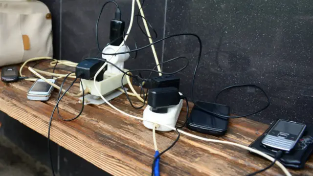 Jaman sekarang soket listrik senantiasa dicari orang untuk mencolokkan kabel pengisi baterai ponsel.