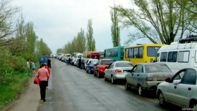 Черги до пропускного пункту Курахове Донецької області 