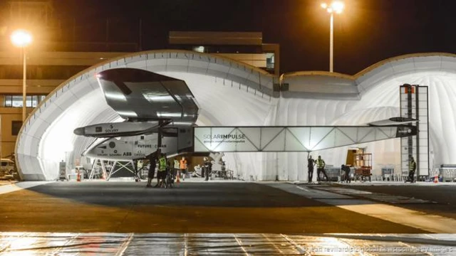 陽光動力 2 號在名古屋駒喜機場(Nagoya Komaki airport)凖備起飛(Jean Revillard/SI2/Global Newsroom/Getty Images)