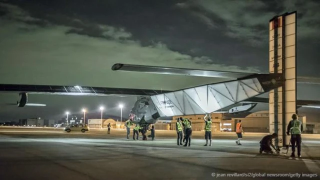 在飛往夏威夷途中,陽光動力 2 號的飛行員要忍受極端惡劣的條件(Jean Revillard/SI2/Global Newsroom/Getty Images)