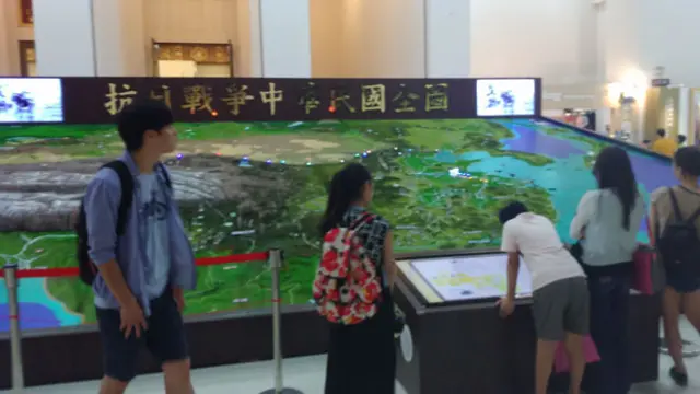 现场的游客不算少，也有家长向子女解释和说明抗战的历史，甚至还有一个日本游客团也在其中。