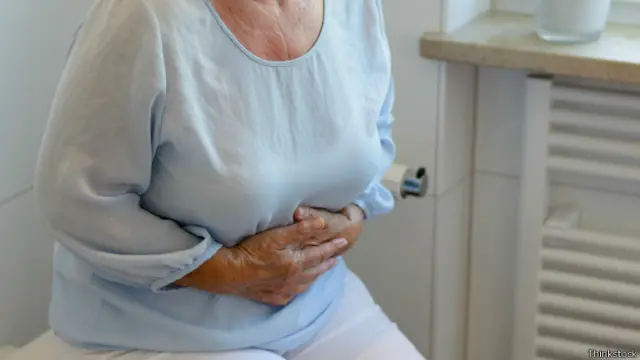 Mujer con dolor abdominal