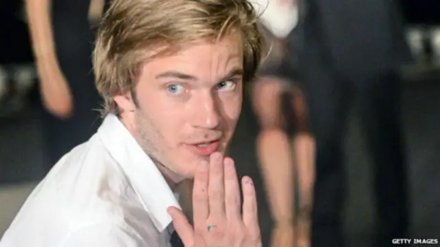 යු ටියුබ් වෙබ් අඩවිය තුළින් මුදල් උපයන බව පවසන ජෙල්බර්ග් (Kjellberg) ඒ පිළිබඳව තම රසිකයනට ස්තුතිය පුද කරයි