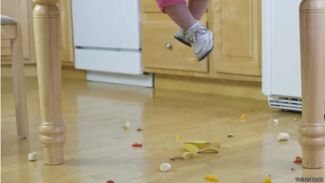 El experimento de la BBC mostró que la supuesta regla de los cinco segundos no se cumple: se llena de bacterias.