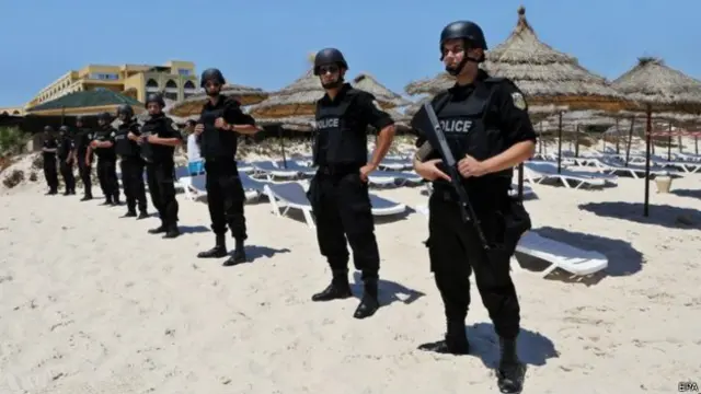 نشرت تونس أكثر من 1400 من عناصر قواتها الأمنية المسلحين أمام الفنادق وعلى الشواطئ.