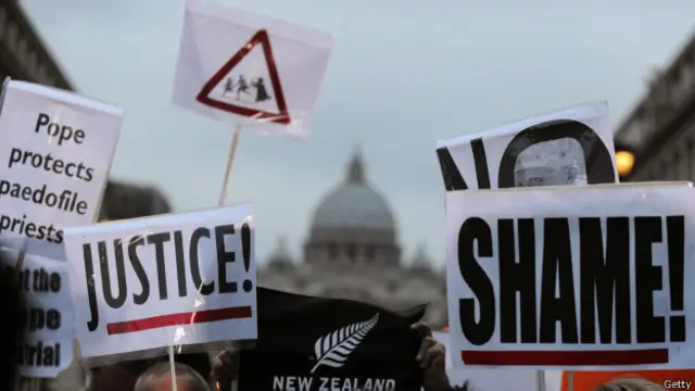 Las denuncias y críticas no cesan.