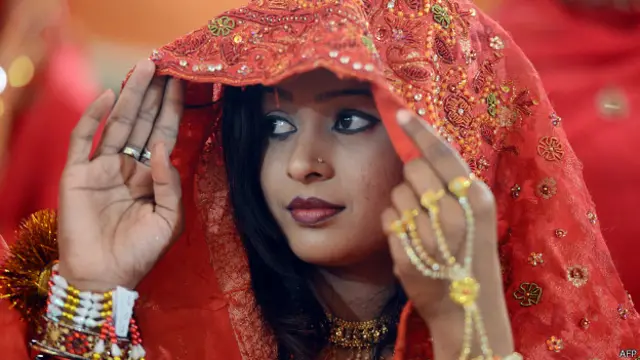 В Пакистане, откуда родом многие британские мусульмане, помимо религиозного обряда закон подразумевает и официальную регистрацию брака