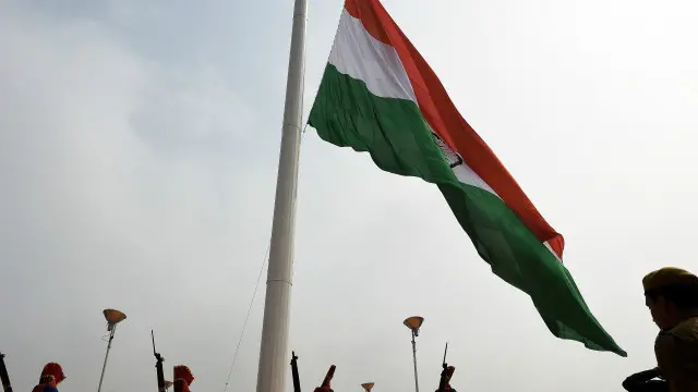 پولیس اہلکار کے مطابق عمر دراز کے خلاف 16 ایم پی او اور 123 اے کے تحت مقدمہ درج کیا گیا ہے