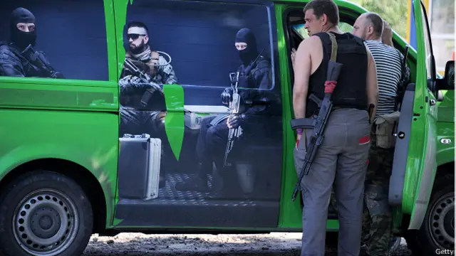 Инкассаторская машина Приват-банка в руках ополченцев в Славянске