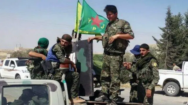 عادت مدينة عين عيسى لسيطرة المقاتلين الأكراد بين يومين من سقوطها في أيدي تنظيم الدولة