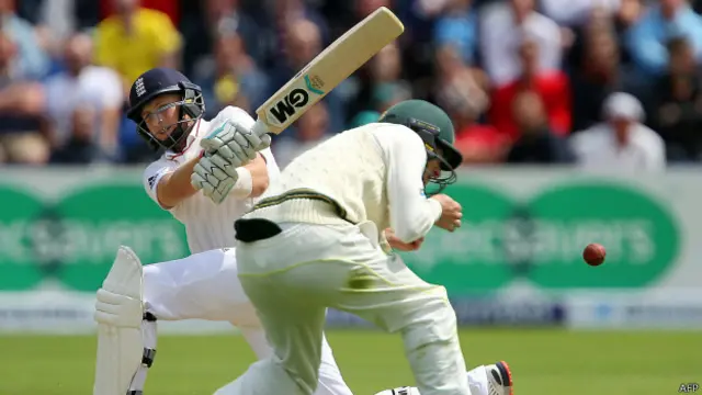 جو رووٹ نے وکٹ کی چاروں جانب سٹروکس کھیلتے ہوئے 166 گیندوں پر 134 رنز بنائے