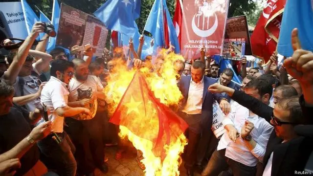 土耳其抗议者烧毁中国国旗。