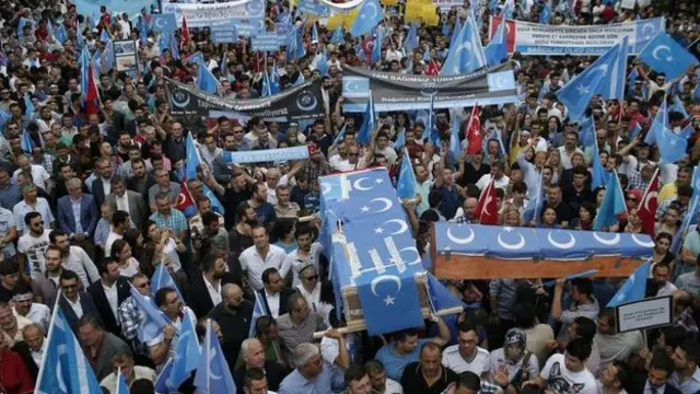 在关于中国政府禁止新疆维吾尔人从事斋戒月的报导出现后，激发土耳其人对维吾尔人支持。