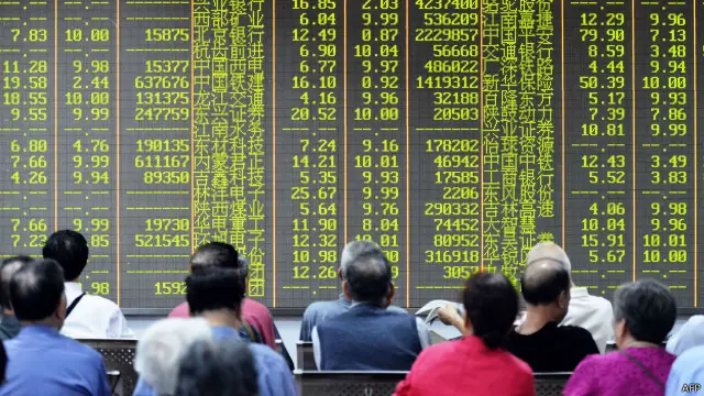 बुधवार को शेयर बाज़ार पर नज़र रखते निवेशक.