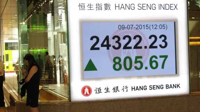 香港恆生銀行總行門前展示的恆生指數報價（BBC中文網圖片9/7/2015）