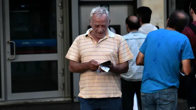 یونان میں مالی بحران کے پیشِ نظر بینکوں سے ایک وقت میں زیادہ رقم نکالنے پر پابندی ہے