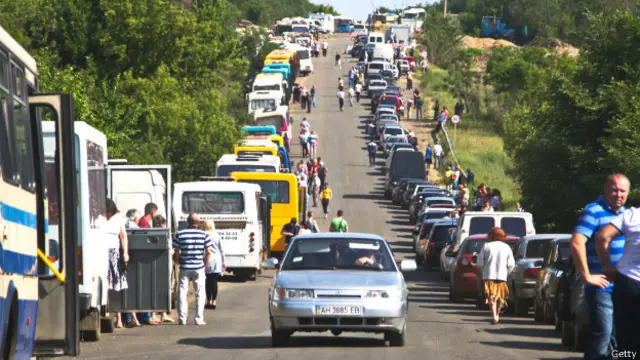 Очереди к блокпостам, несмотря на введенную электронную систему, не исчезнут, убеждены волонтеры