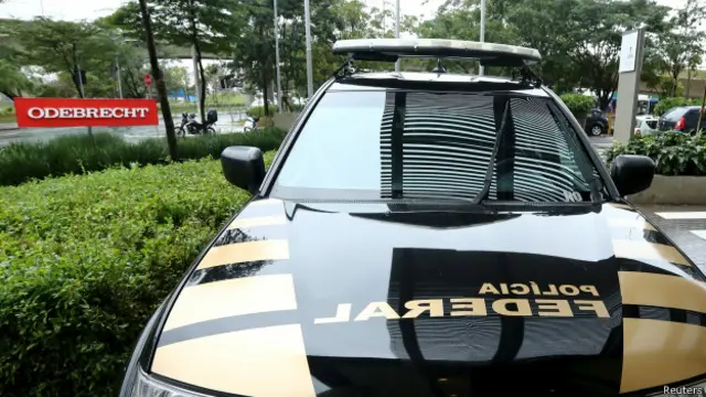 Un auto de policía frente a oficinas de la constructora brasileña Odebrecht