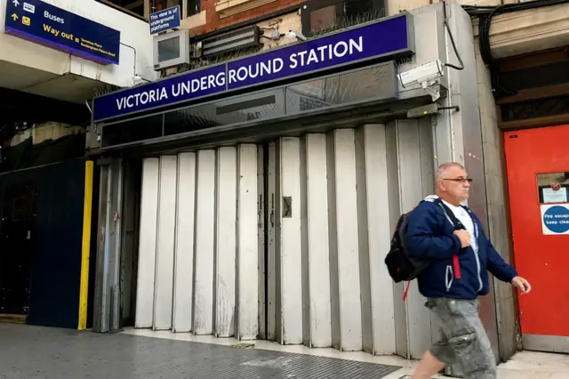 大门紧闭的地铁站