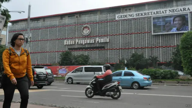 Bawaslu diberi wewenang untuk memberikan sanksi ringan hingga diskualifikasi kepada calon yang melakukan politik uang.