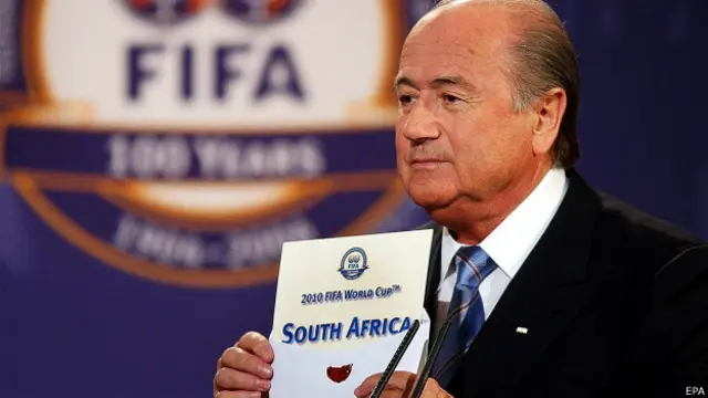 Blatter anuncia a Sudáfrica como sede del Mundial 2010, que lo convirtió en el primer país africano en organizar el evento.