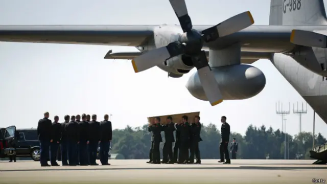 Церемония в аэпорту в Нидерландах 