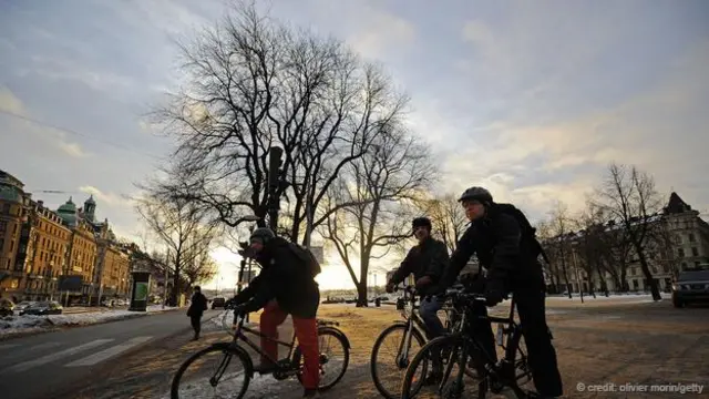 在斯德哥尔摩市中心骑自行车的人们（图片来源：Olivier Morin/Getty）